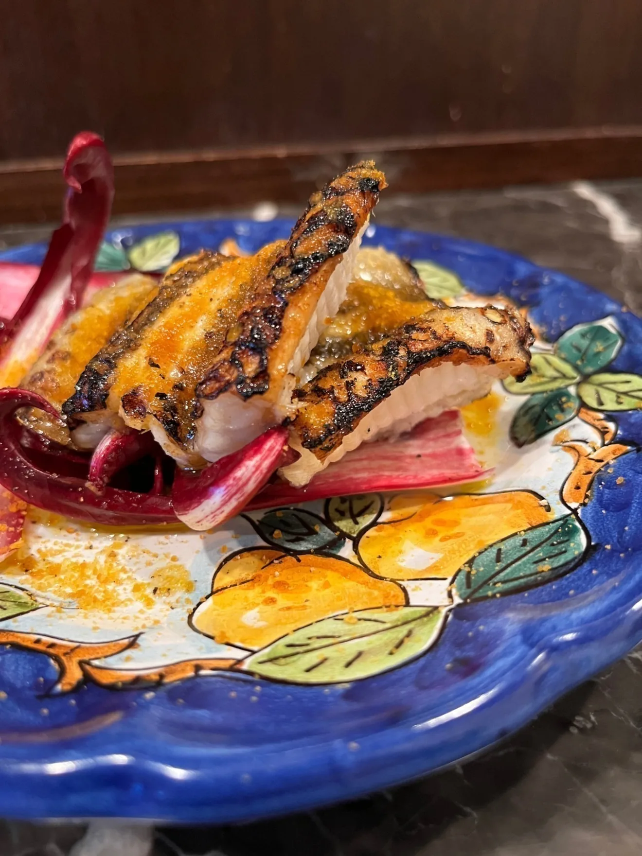 色鮮やかな器に盛り付けた魚料理