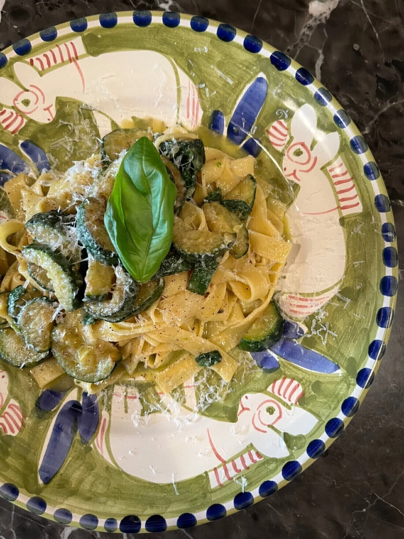 バジルを添えた手打ちパスタ